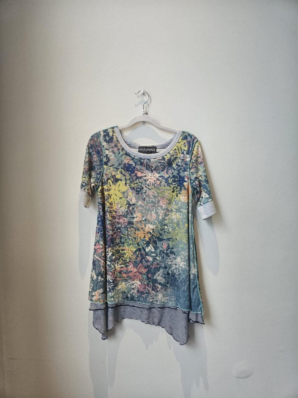 TALK THE WALK (Made in Italy) Mesh Tunic Top in Size Medium.